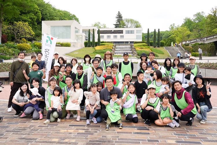 活動に参加した行員の集合写真