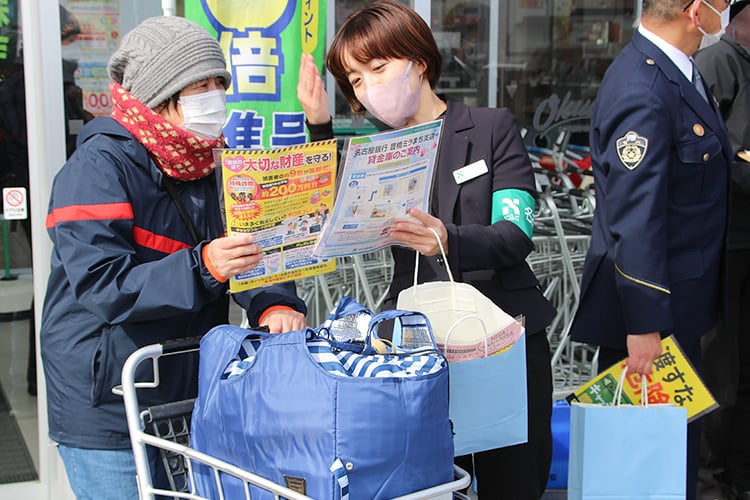 防犯広報活動の様子