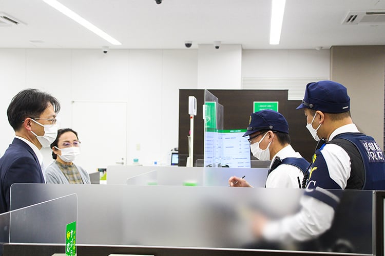 所轄警察署と防犯訓練を行っている様子