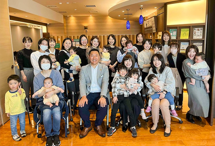 従業員とその家族の集合写真